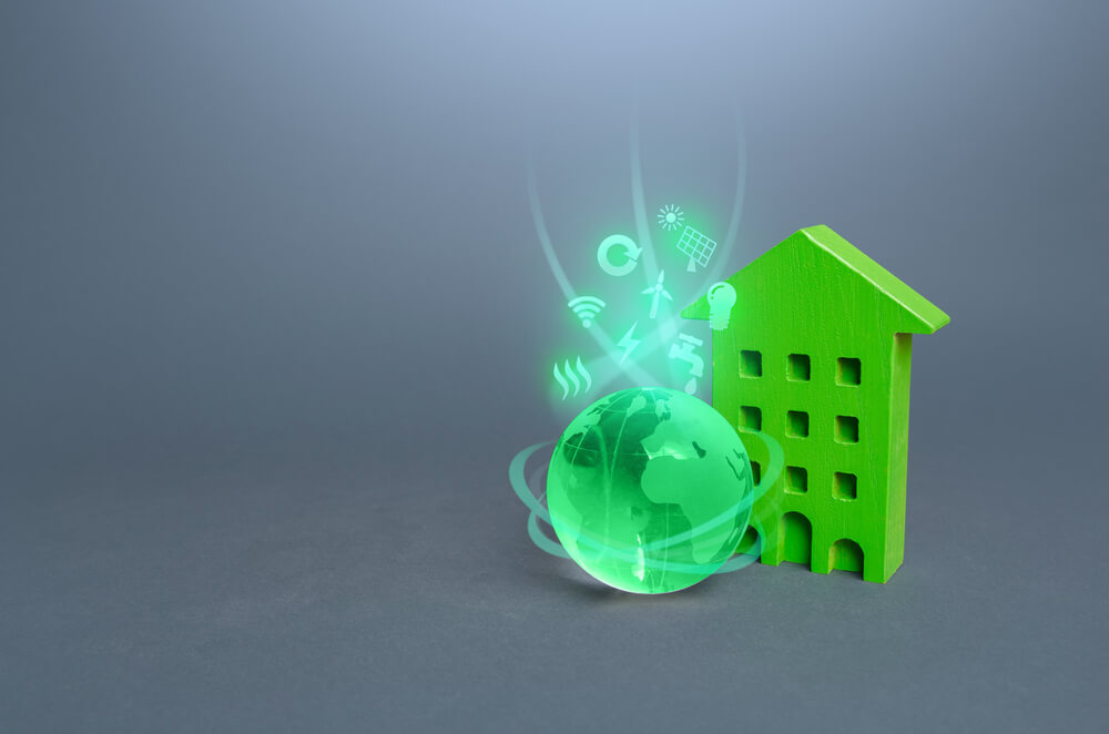Zelena višespratna stambena zgrada i globus sa ekološkim simbolima.