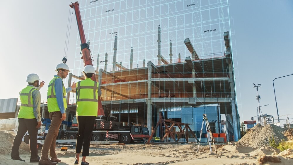 Inžinjeri nadgledaju izgradnju stambeno-poslovnog objekta