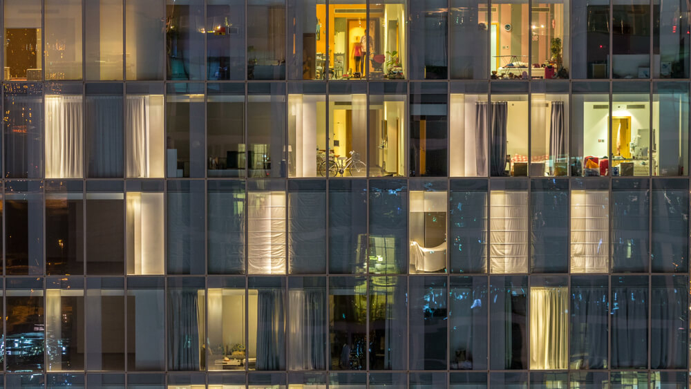 Zumirani pogled na staklenu fasadu moderne zgrade